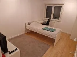 Bright and cozy room next to the airport petit