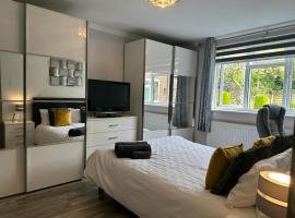 A luxury double bedroom with ensuite in High Wycombe, hotel with parking in Buckinghamshire
