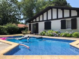 Villa landaise avec piscine, hotel em Vielle-Saint-Girons