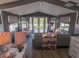 Tattershall VIP Retreat - Hot tub, stunning lakeside views, newly refurbished to an amazing 5 star standard, camping resort en Tattershall