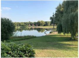 Lakeside Paradise Cozy Cottage With Hot Tub, Hotel mit Parkplatz in Ewijk