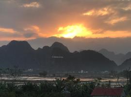 Happy field homestay – hotel w mieście Phong Nha