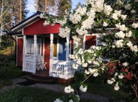 Gemütliches Ferienhaus am Waldrand in Fågelfors mit Garten, Grill und Terrasse、Fågelforsのホテル
