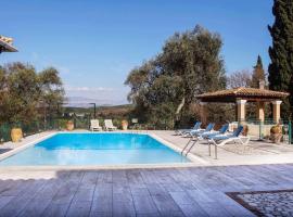 VILLA JUDI SLEEP 10, bedrooms 5, swimming pool, hotel in Kassiopi