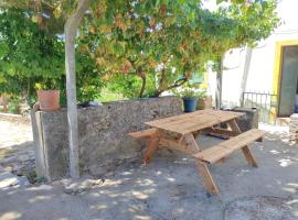 Private Farm - Kingdom of Stone - 1Km from River Beach, agriturismo a Tomar
