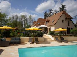 Chambres d'Hôtes La Bonne Voie – hotel z basenem w mieście Lembras