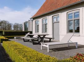 Spacious holiday home with indoor pool & sauna, hotell i Veurne