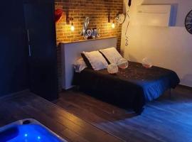 chambre romantique avec spa privatif, недорогой отель в городе Ferrière-la-Grande