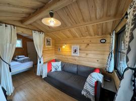 The Hideout Log Cabin near Klarälvsbanan and swimming area, hotel with parking in Munkfors