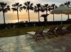 Platzia Beach Villas, hotel in Paphos