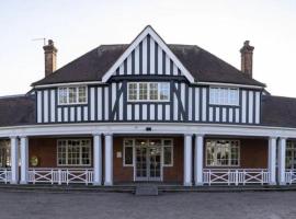 The Pavilion Bisley, hotel with parking in Bisley