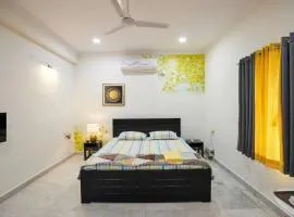 Legend's studio room with Mini kitchenette