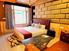 Hotel Old Manali - The Best Riverside Boutique Stay with Balcony and Mountain Views