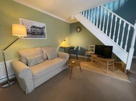 Comfortable and spacious apartment with parking, apartament din Canterbury