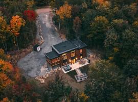 Viesnīca Chalet Röcka with hot tub and lake access pilsētā Chertsey