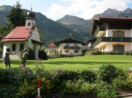 S'Hoamatl โรงแรมใกล้ Hahnenkammbahn Höfen ในHofen