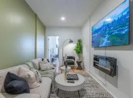 Sage Stay by the Train, We Pay Half Your Parking, 2 Queen Beds plus Sleeps 6