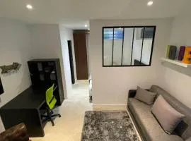 Studio industriel loft neuf avec parking privé