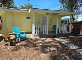 Seahorse - Tiny Home 1.2 Mi, 2 Beach Kitchen W & D Queen Bed, domek nebo chatka v destinaci Bonita Springs