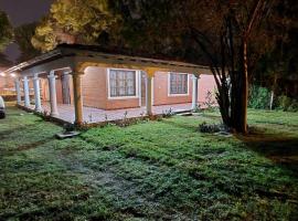 Casa familiar estilo colonial a metros del lago