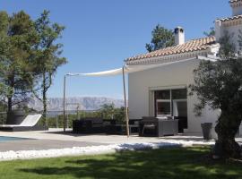 Villa contemporaine face à la Sainte Victoire, hotel in Belcodène