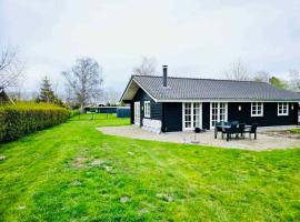 Lovely Cottage With Secluded Garden,, chata v destinácii Rødby