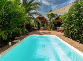 New 3BR Chalet-Style Villa Pasak Paradise 3, Private Pool, 10min grive to Laguna Phuket: Ban Pak Lak şehrinde bir dağ evi