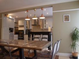 Spacious 4-bedroom Townhouse with Garden- Perfect for Groups!, hotel a Sydenham