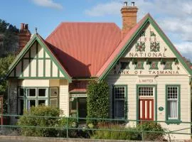 Derby Bank House- Heritage listed two bedroom old school B&B suite or a self contained cabin