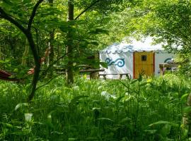 Elessar Yurt Village, camping de luxo em Chichester