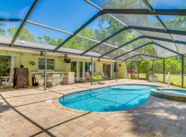 Lovely Crystal River Home with Lanai and Pool!、クリスタルリバーのホテル