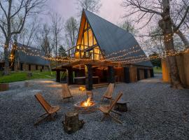 Valhalla Cabins AFrames with hot tubs & sauna, hotell i Cosby