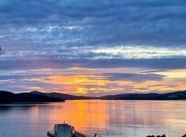 Penthouse Apartment LUX with a panoramic view, located on the beachfront of Ciovo-Trogir, hotel u gradu Trogir