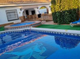 SE ALQUILA CHALET CON PISCINA Y YACUCCI, hotell Cartagenas