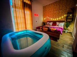 Luxury Apartment with Private Pool - Romantic Gold by Love Lounge, prabangusis viešbutis mieste Didžioji Noida