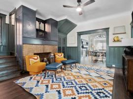 Luxury Living: Grand 7BR/5BA near Everything, hotel in Tower Grove