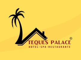 Hotel Teques Palace，Xoxocotla的有停車位的飯店