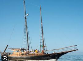 Mondragón, barco en Puerto de Mogán