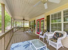 Abbeville Cottage with Grill Steps to Lake Eufaula!, hotel dengan parking di Abbeville