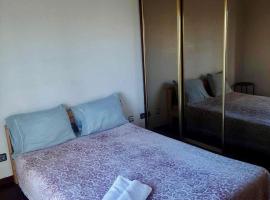 Room THAYS KHAYS, hotel with parking in Seixal