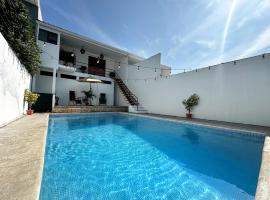 Beachfront w/ pool & rancho - Casa Coral, hotel in Puntarenas