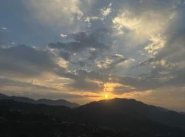 You and Me at Twin Oaks kasauli, hotel u gradu Kasauli