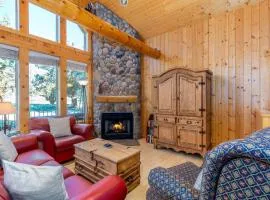 Eagle Crest Chalet with HOT TUB and Cabin Vibes