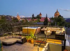 Casa Cielo, 4-Story Luxury Home with Rooftop Hot Tub & AC