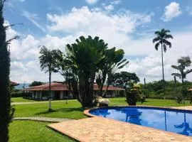Espectacular finca con piscina cerca al parque del cafe