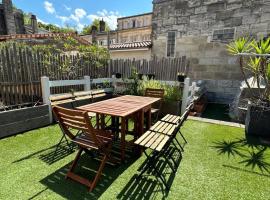 Spacious and radiant house with terrace, hotel in Lormont