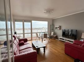 Appartement Vue Exceptionnelle, family hotel in Courbevoie