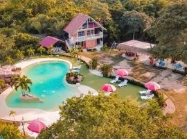 COVEÑITAS Cabaña CARIBE, con piscina tipo playa, capacidad máxima 34 personas