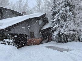 All-Season Chalet, casa de férias em Park City