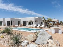 Moroccan Swim House- Joshua Tree Mia Riad, hótel í Yucca Valley